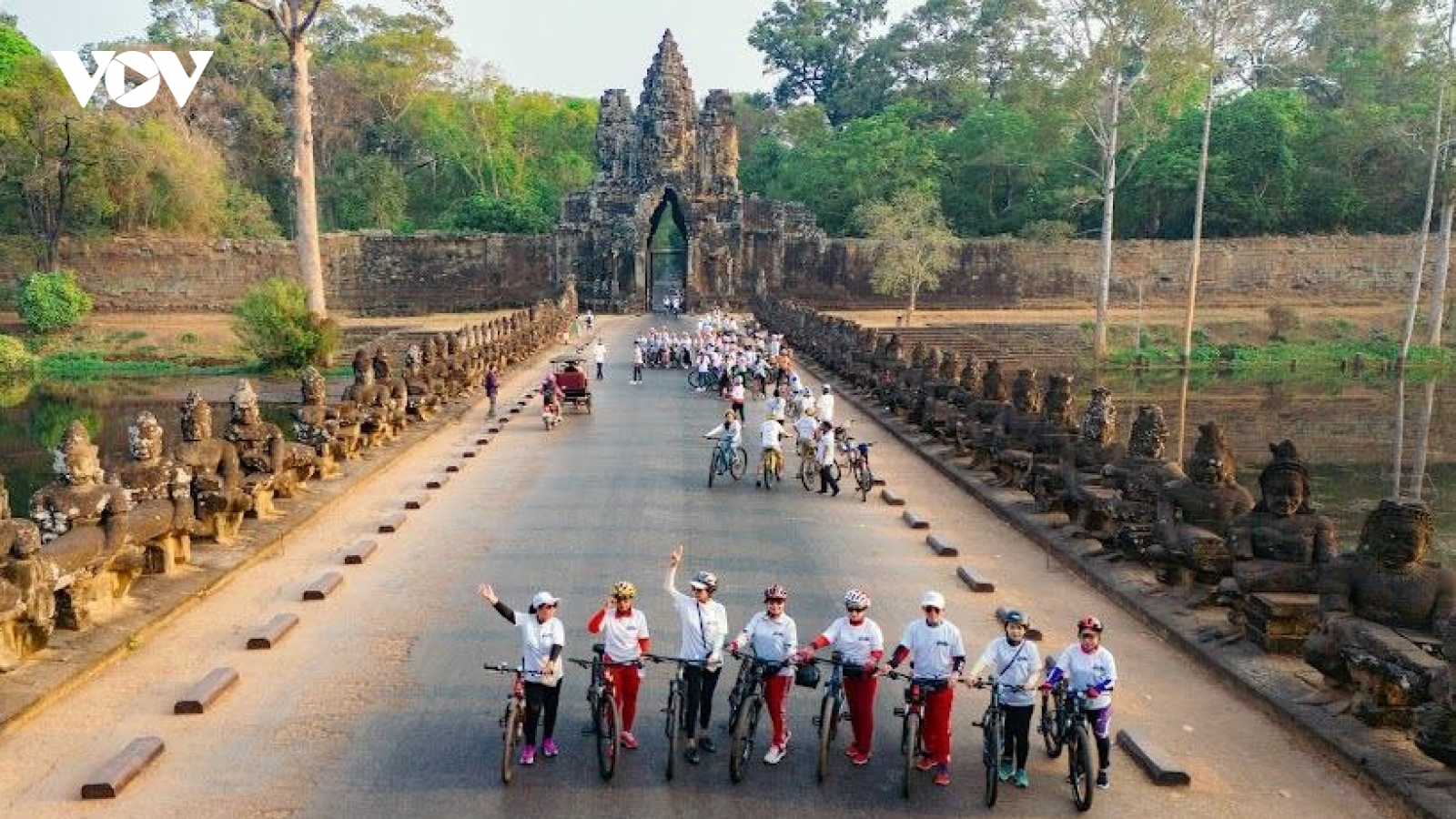 Trải nghiệm đạp xe khám phá khu đền cổ Angkor, Campuchia