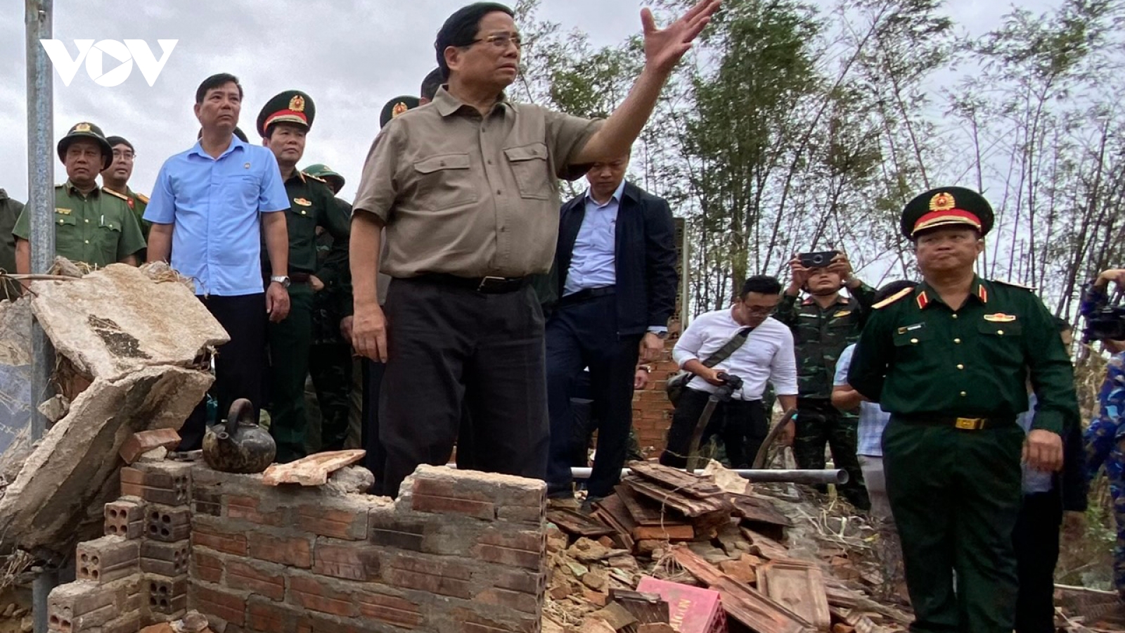 Thăm vùng lũ, Thủ tướng yêu cầu bảo đảm người dân có nhà ở trước Tết