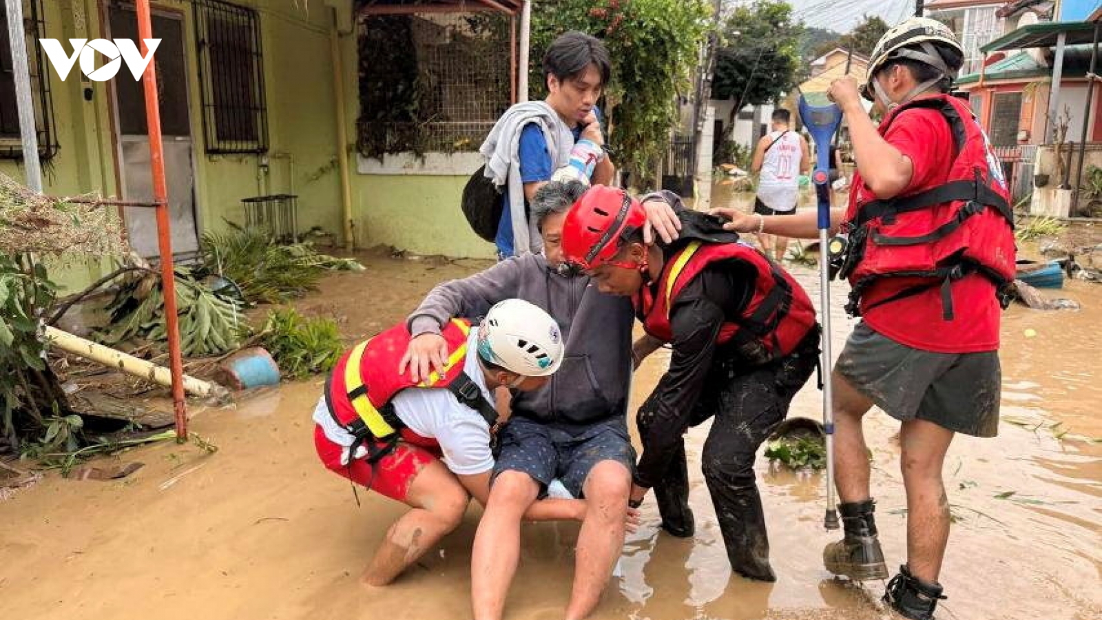 Bão Kalmaegi đổ bộ vào miền Trung Philippines làm nhiều nhà ngập hoàn toàn