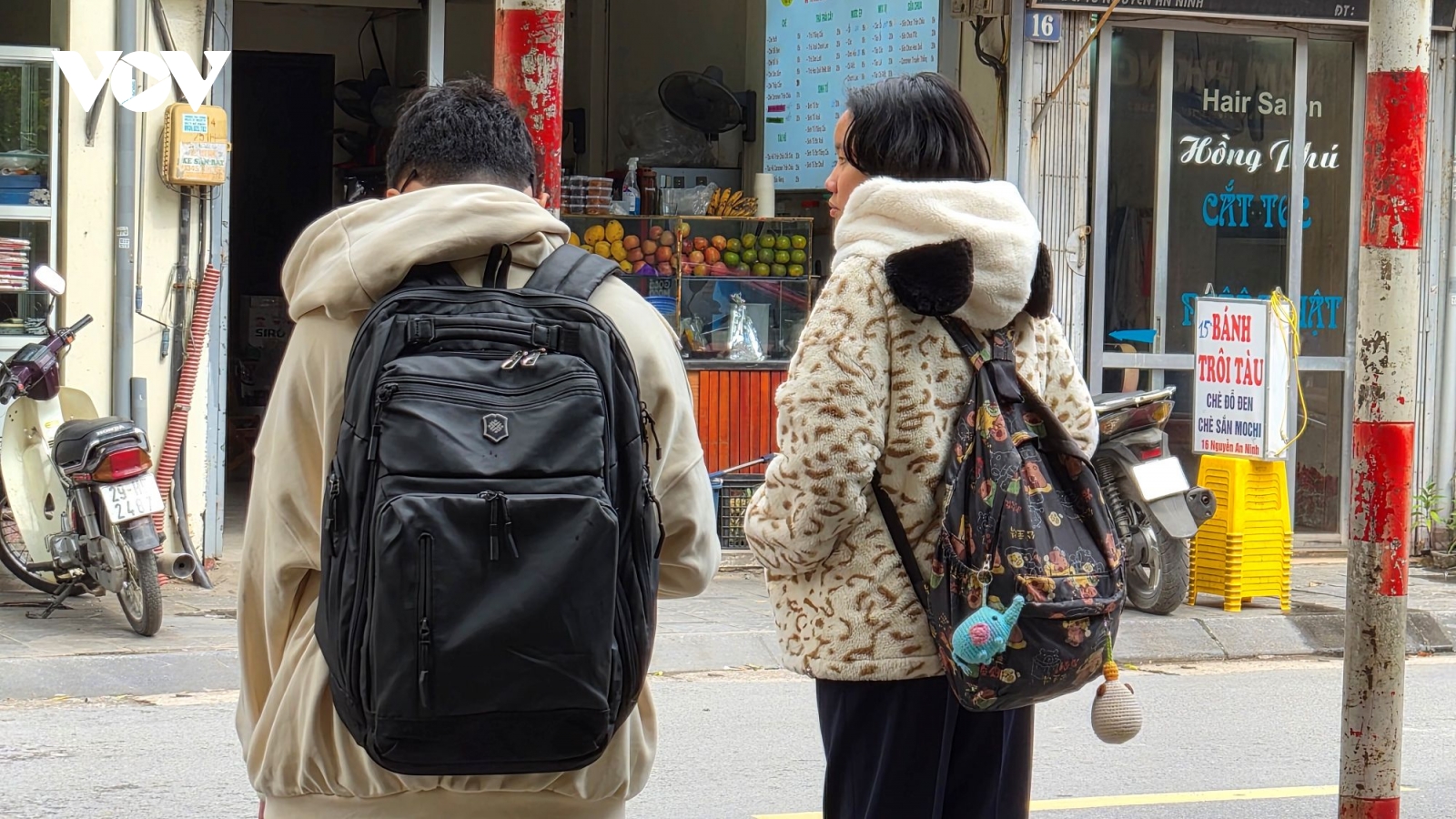 Bố đón con thời khí hậu biến đổi: Hôm nay cô giáo cho nghỉ sớm