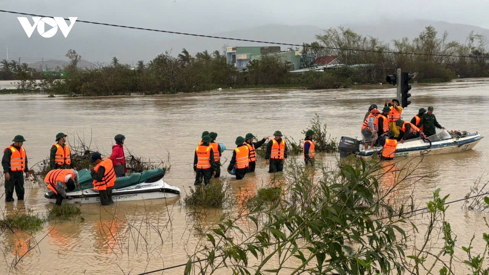 Biên phòng Gia lai cứu nhiều người dân ra khỏi vùng nguy hiểm
