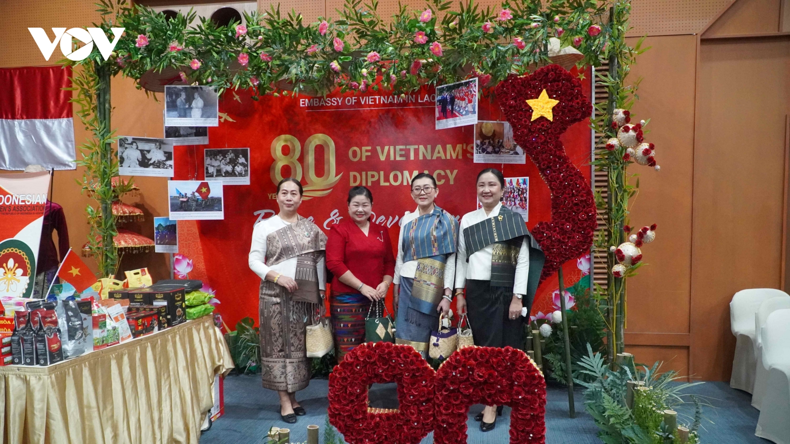 Ấn tượng gian hàng của Đại sứ quán Việt Nam tại tiệc trà nữ cán bộ ngoại giao