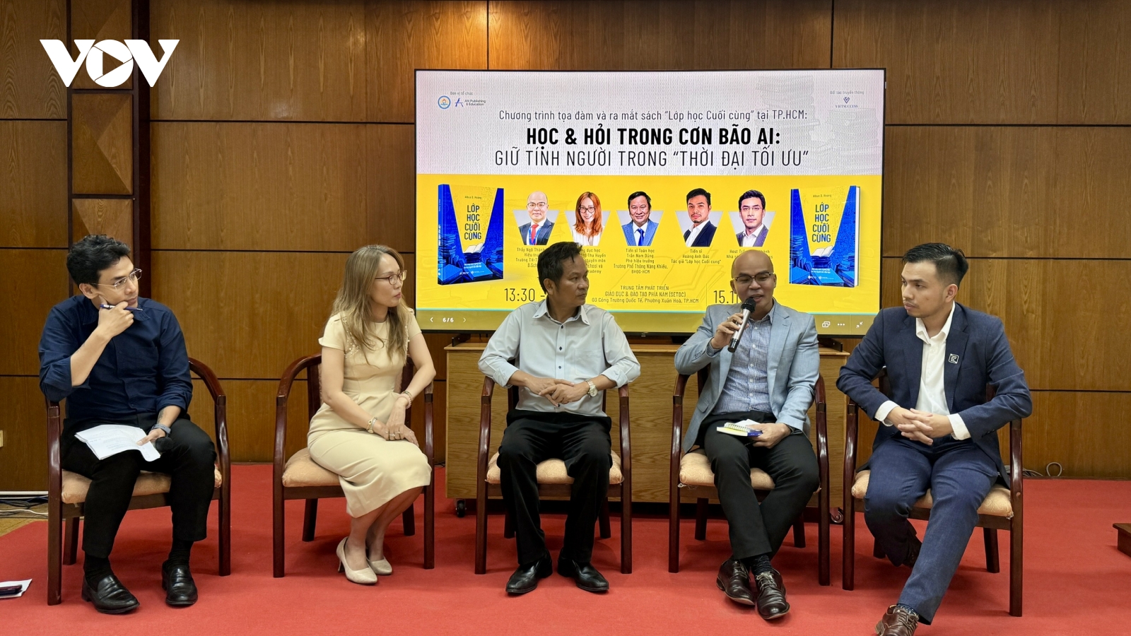 Học và hỏi trong cơn bão AI: Trí tuệ nhân tạo không thể thay thế người thầy