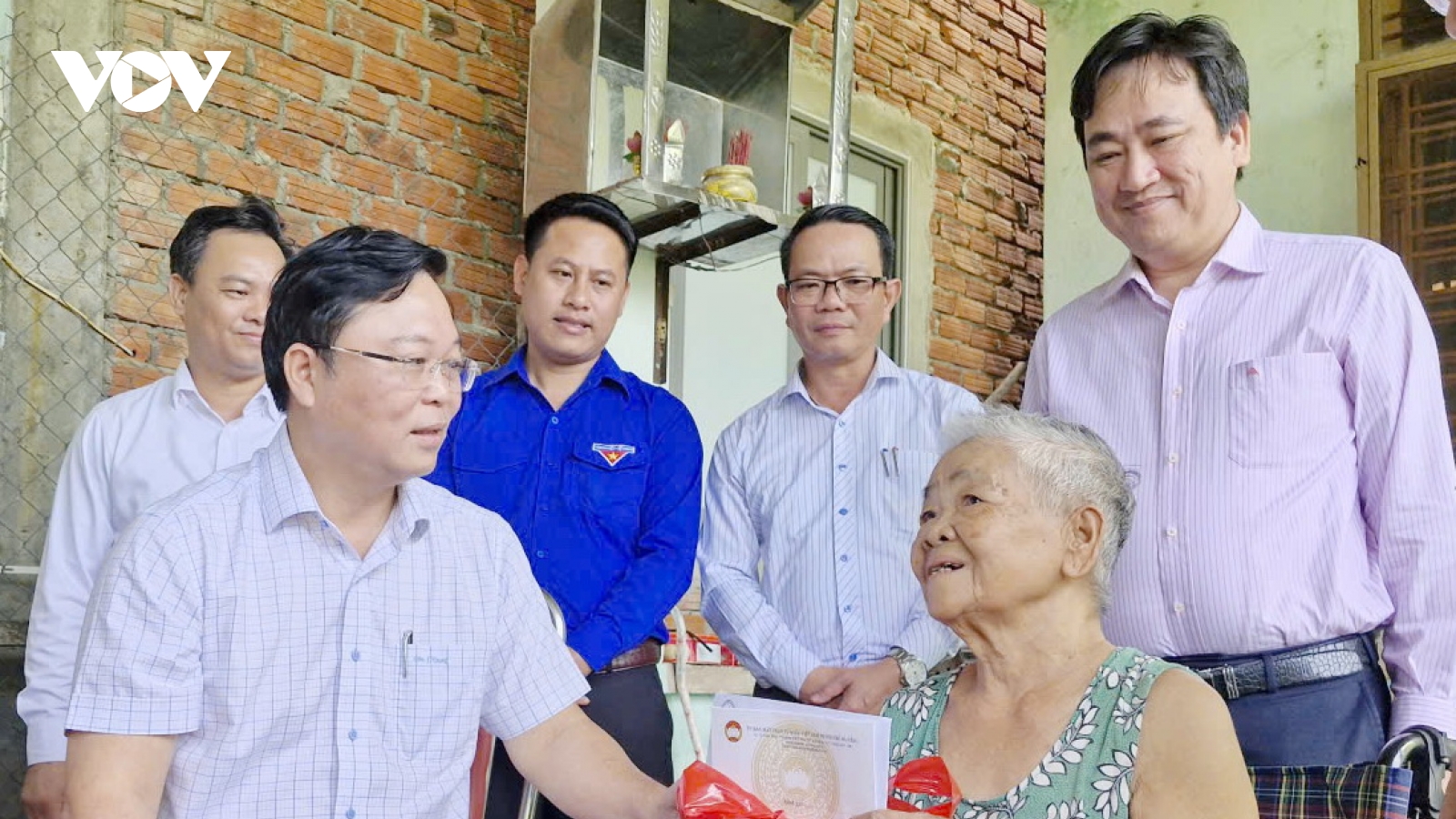 Ủy ban MTTQ Việt Nam thành phố Đà Nẵng tặng quà người dân vùng ngập lụt