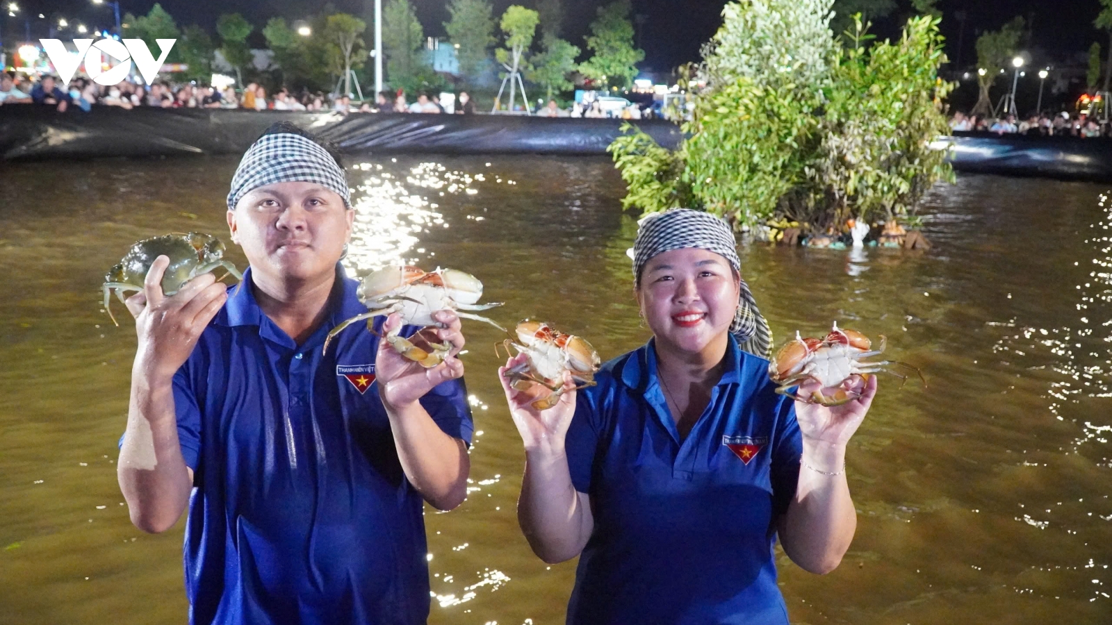 Đặc sắc cuộc thi mò cua nhanh nhất ở Cà Mau