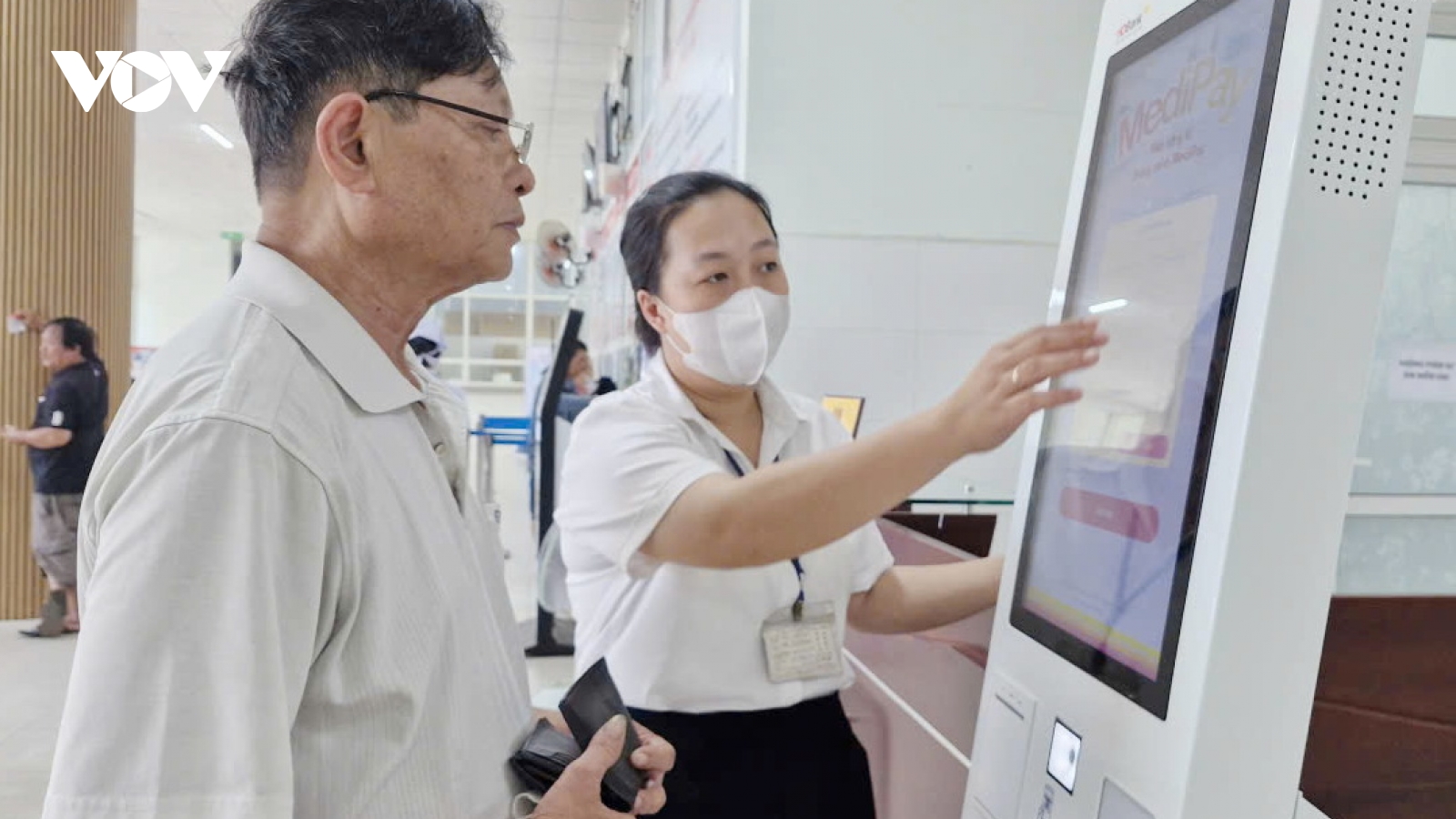 Ki-ốt y tế thông minh hỗ trợ đăng ký khám, chữa bệnh tự động tại Đà Nẵng