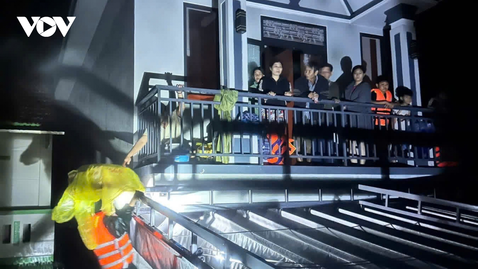 Ban Chỉ huy Phòng thủ khu vực 1 - Sông Cầu tập trung cứu dân vùng lũ