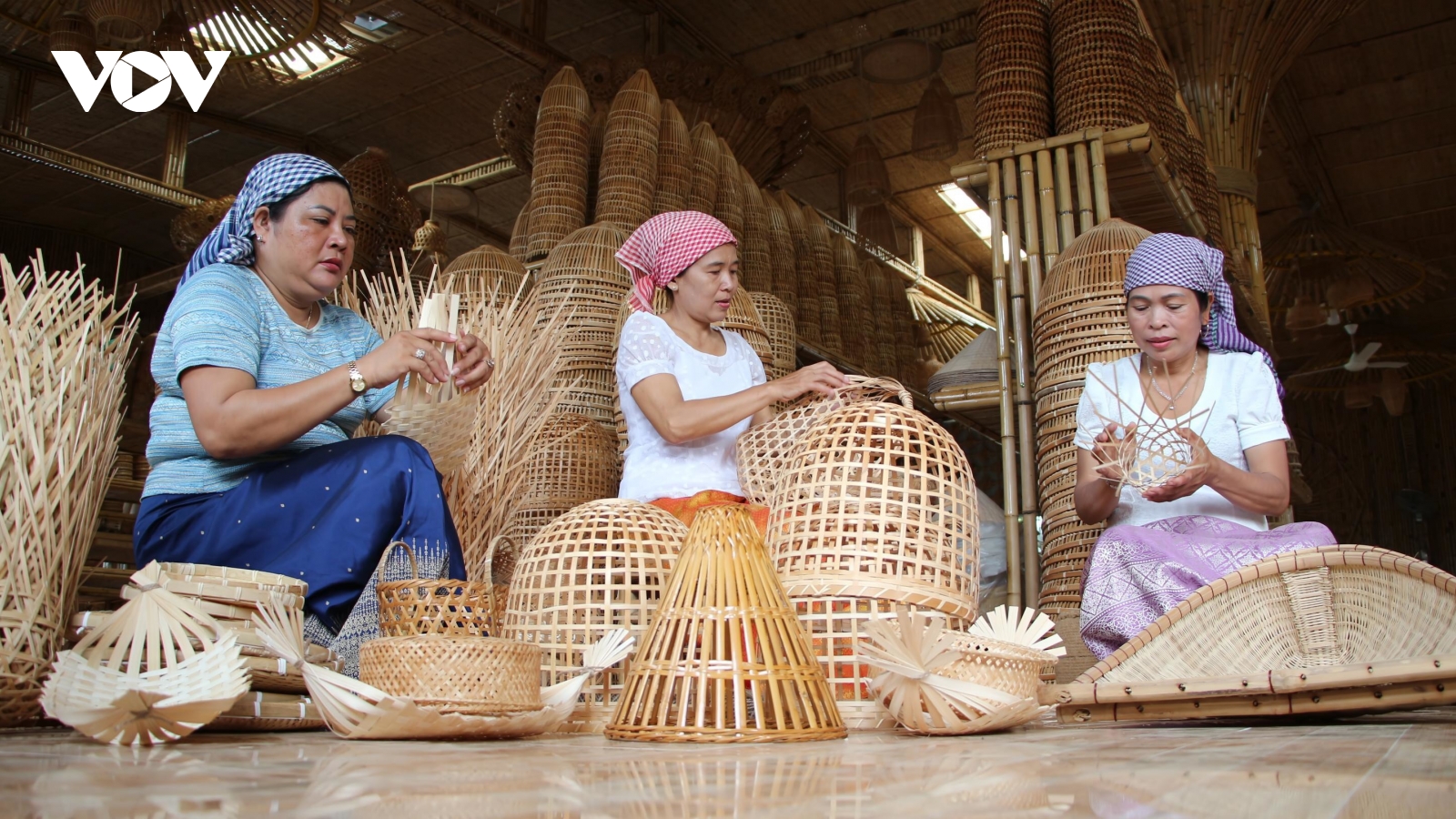 Phụ nữ Khmer nâng tầm giá trị của cây tre