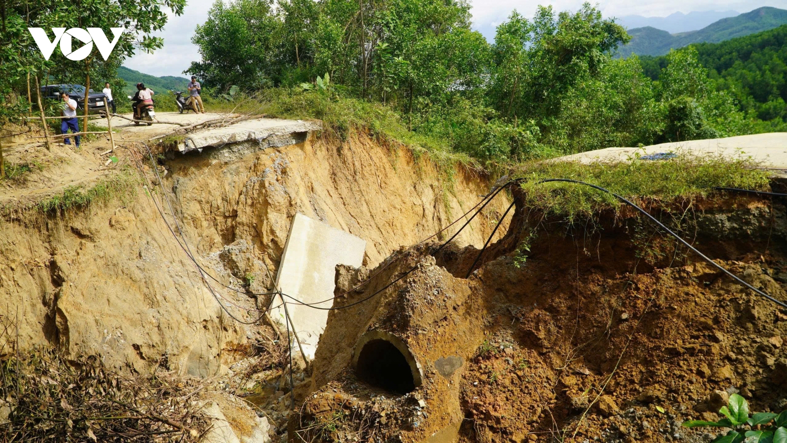 Đà Nẵng: Đường vào xã Trà Đốc sạt lở, hơn 7.000 người bị cô lập