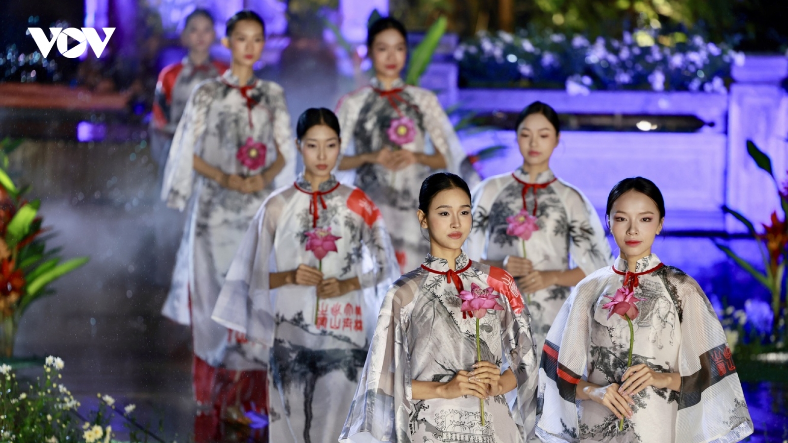 Tôn vinh tà áo dài Việt Nam trong không gian di sản