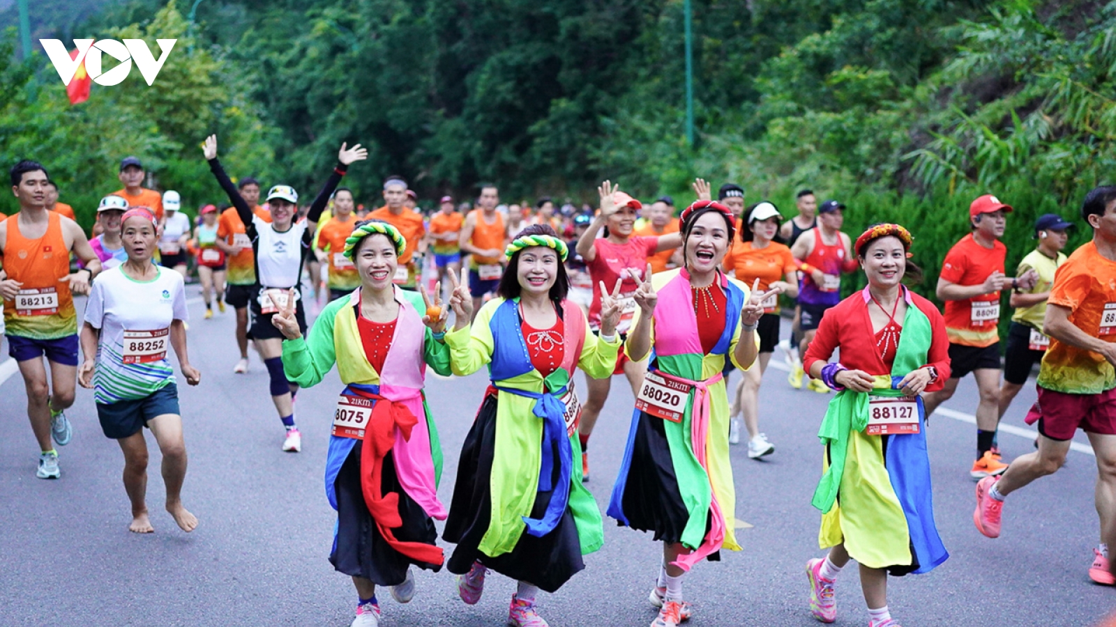 VĐV 11 quốc gia chinh phục đường chạy xuyên di sản Yên Tử