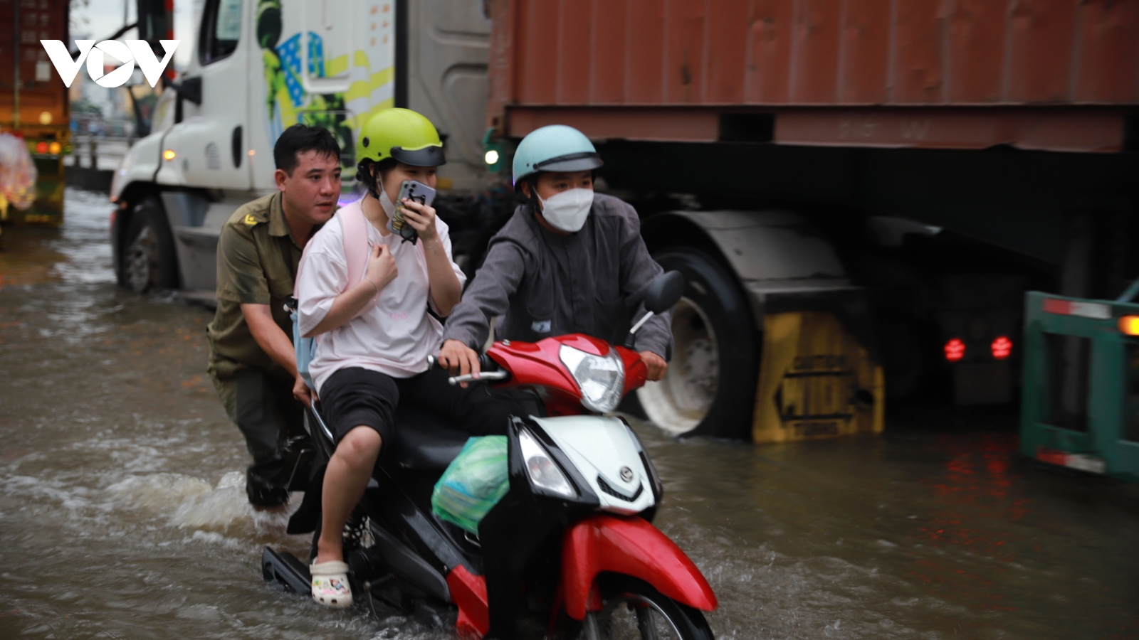 Triều cường đạt đỉnh, người dân TP.HCM chật vật di chuyển trong biển nước