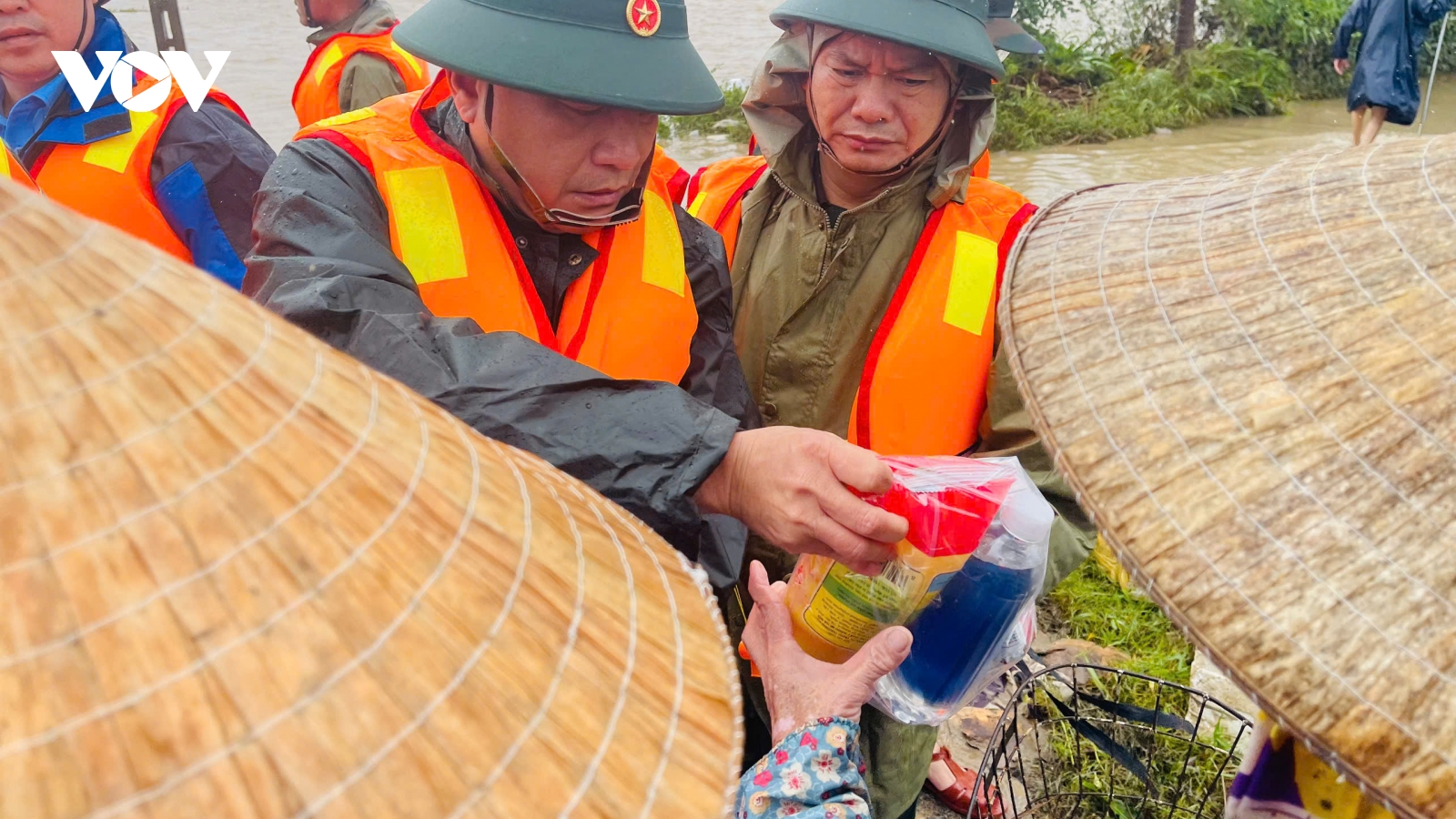 Đoàn công tác Tổng cục Chính trị thăm hỏi, động viên người dân vùng lũ Đắk Lắk