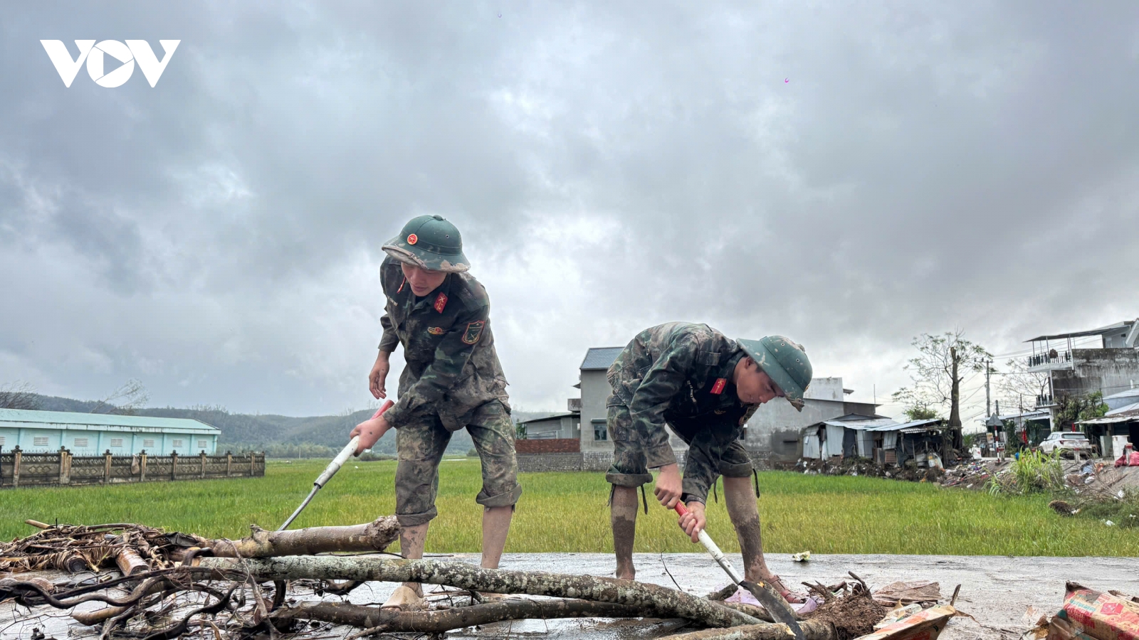 Lực lượng vũ trang Quân khu 5 giúp dân khắc phục hậu quả mưa lũ tại tỉnh Đắk Lắk