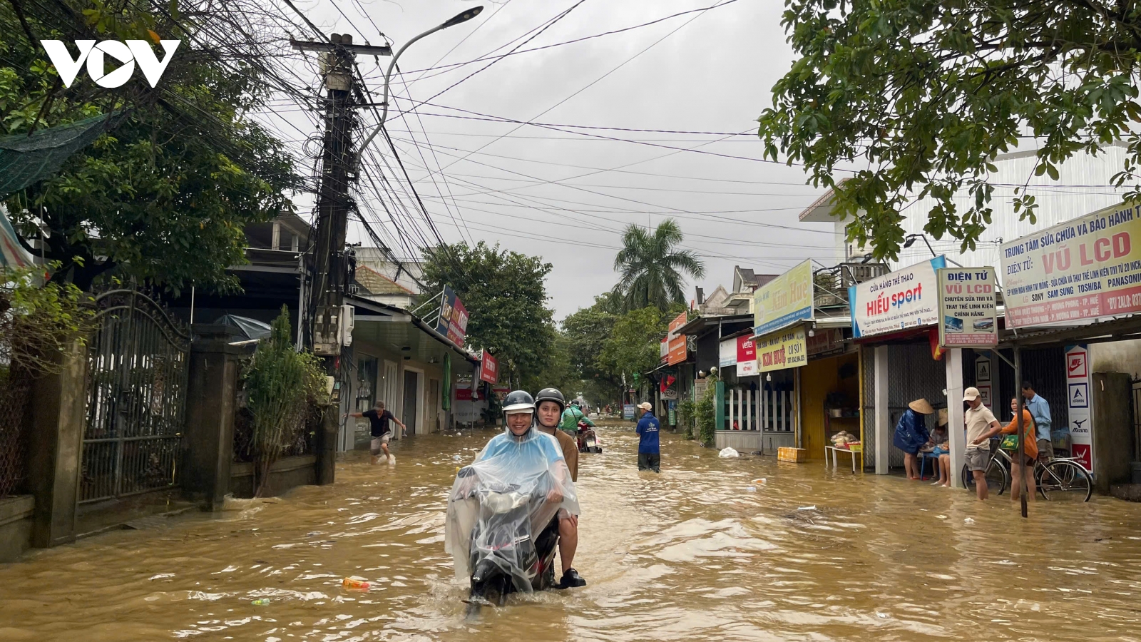 Người dân Huế ứng phó đợt mưa lũ thứ tư trong vòng 20 ngày