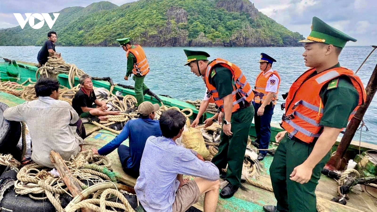 Cứu 5 ngư dân tàu cá Long An bị nạn trên biển Côn Đảo