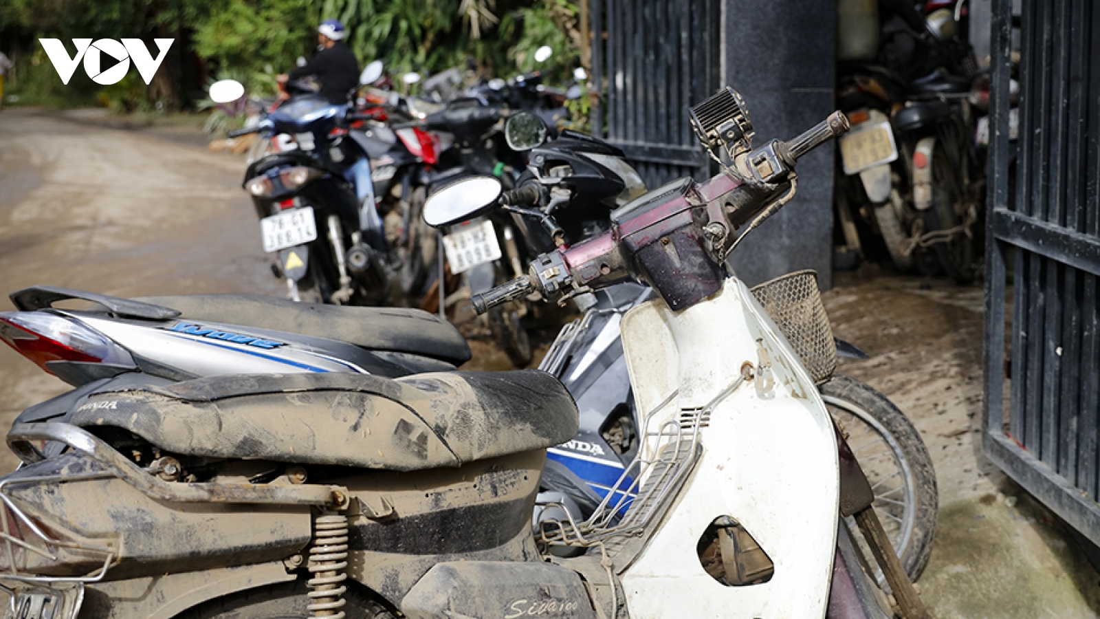Sau lũ xe máy xếp lớp chờ sửa chữa phục hồi