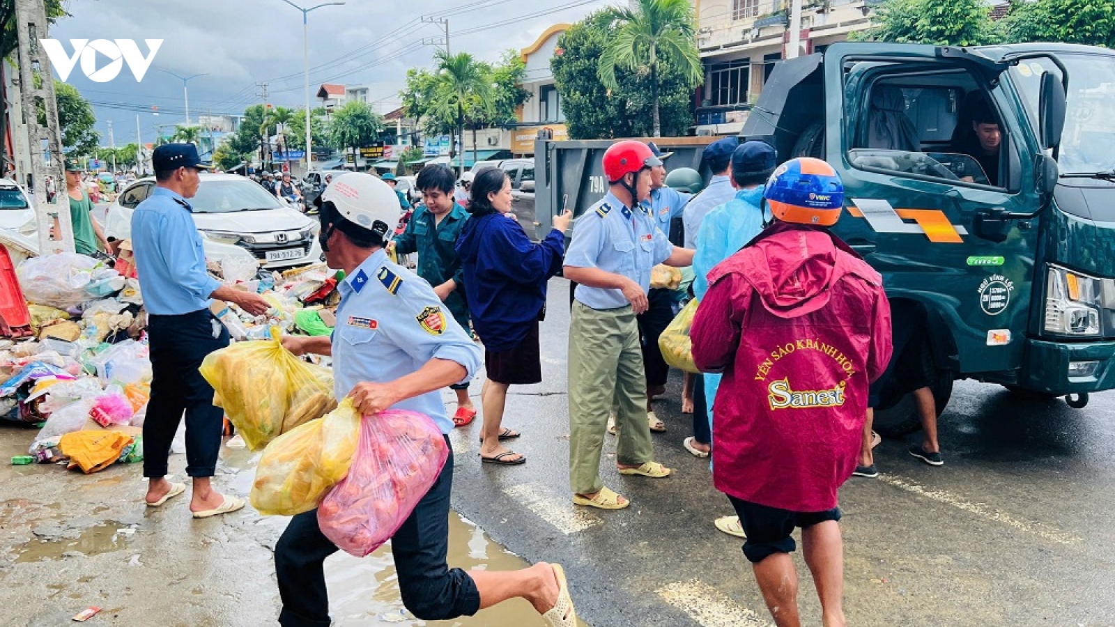 Yến sào Khánh Hoà cứu trợ người dân vùng ngập sâu