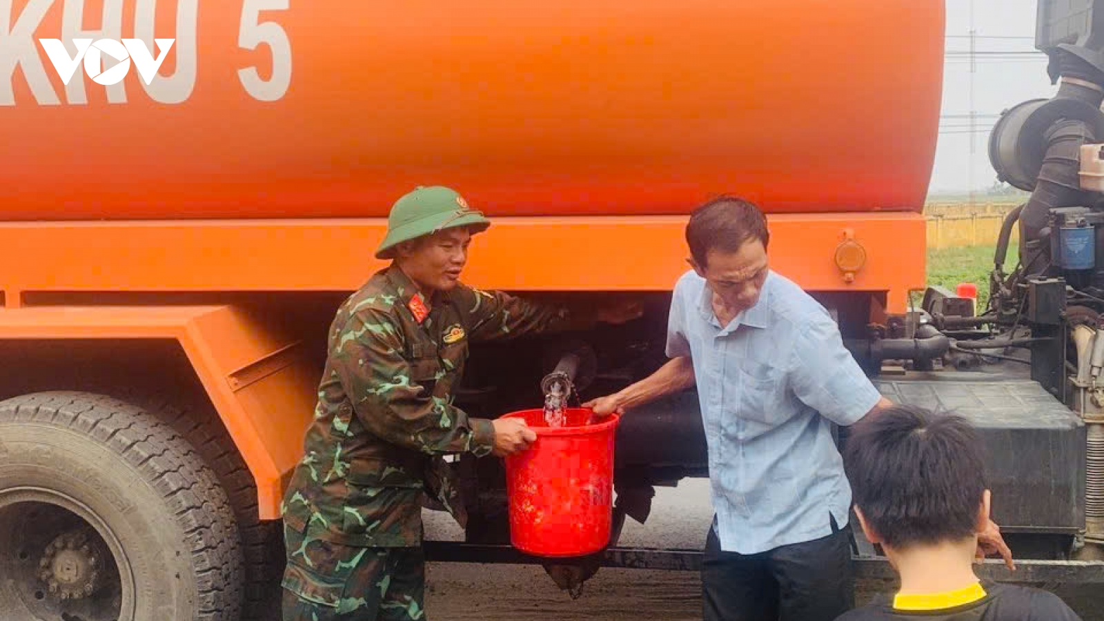 Quân khu 5 giữ mạch thông tin, nước sạch đến bà con vùng lũ phía Đông tỉnh Đắk Lắk