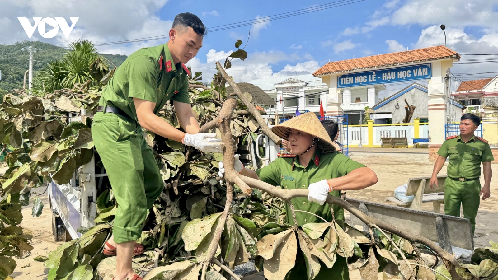 Công an Đắk Lắk hỗ trợ dọn dẹp, giúp dân sớm ổn định sau bão