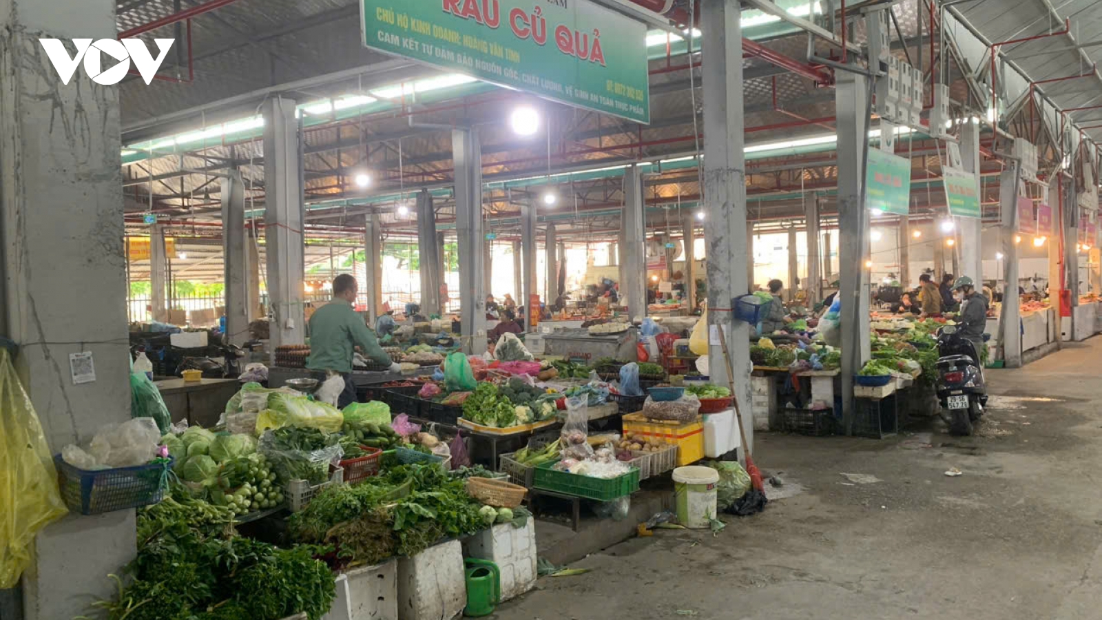 Giá rau tăng mạnh, tiểu thương khó nhập hàng, người mua dè sẻn