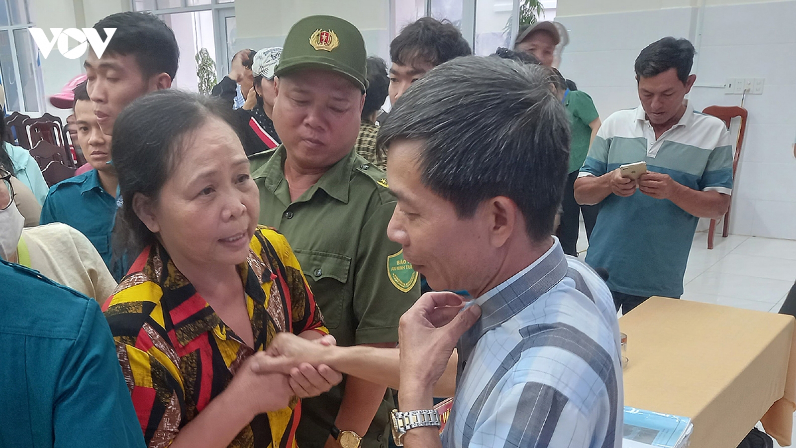 UBND phường Nam Nha Trang đối thoại với dân về việc giữ hay đóng bến cá dân sinh