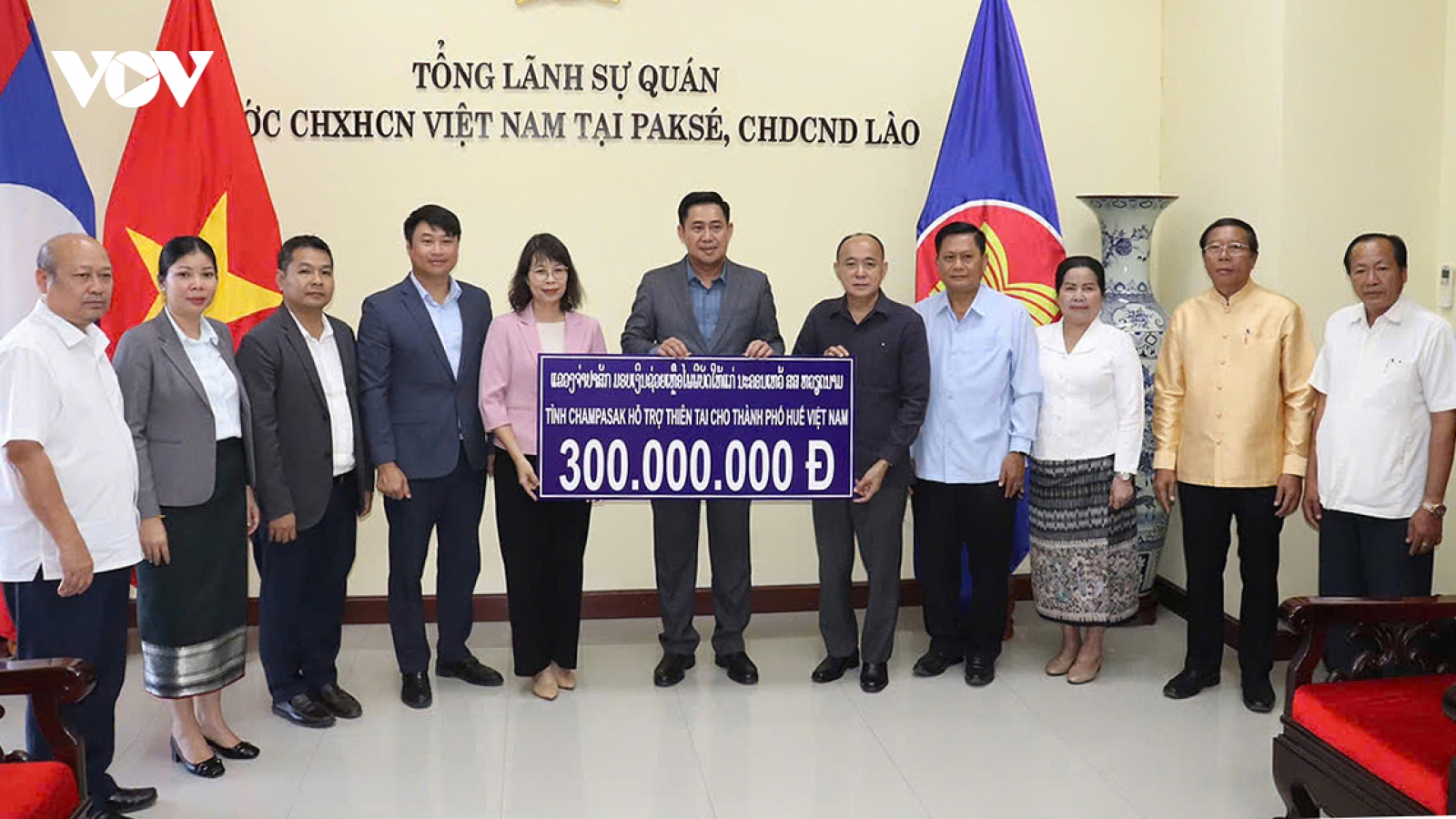 Lào: Tỉnh Champasak và Salavan ủng hộ các tỉnh Việt Nam khắc phục thiệt hại bão lũ
