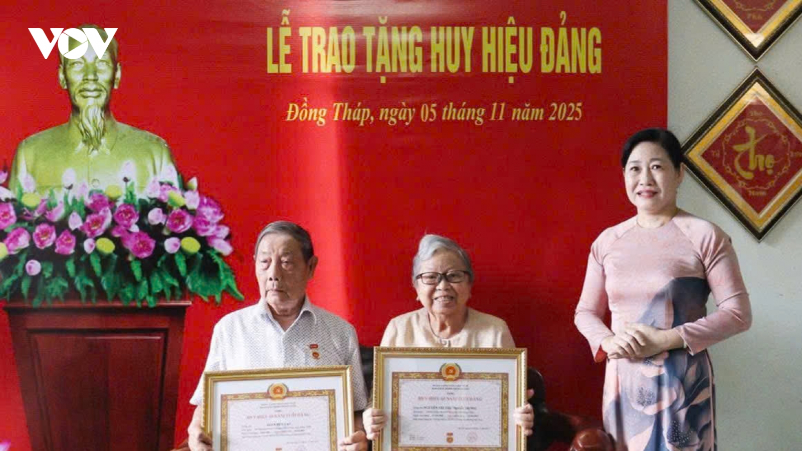 Trên 600 đảng viên ở tỉnh Đồng Tháp được tặng Huy hiệu Đảng dịp 7/11