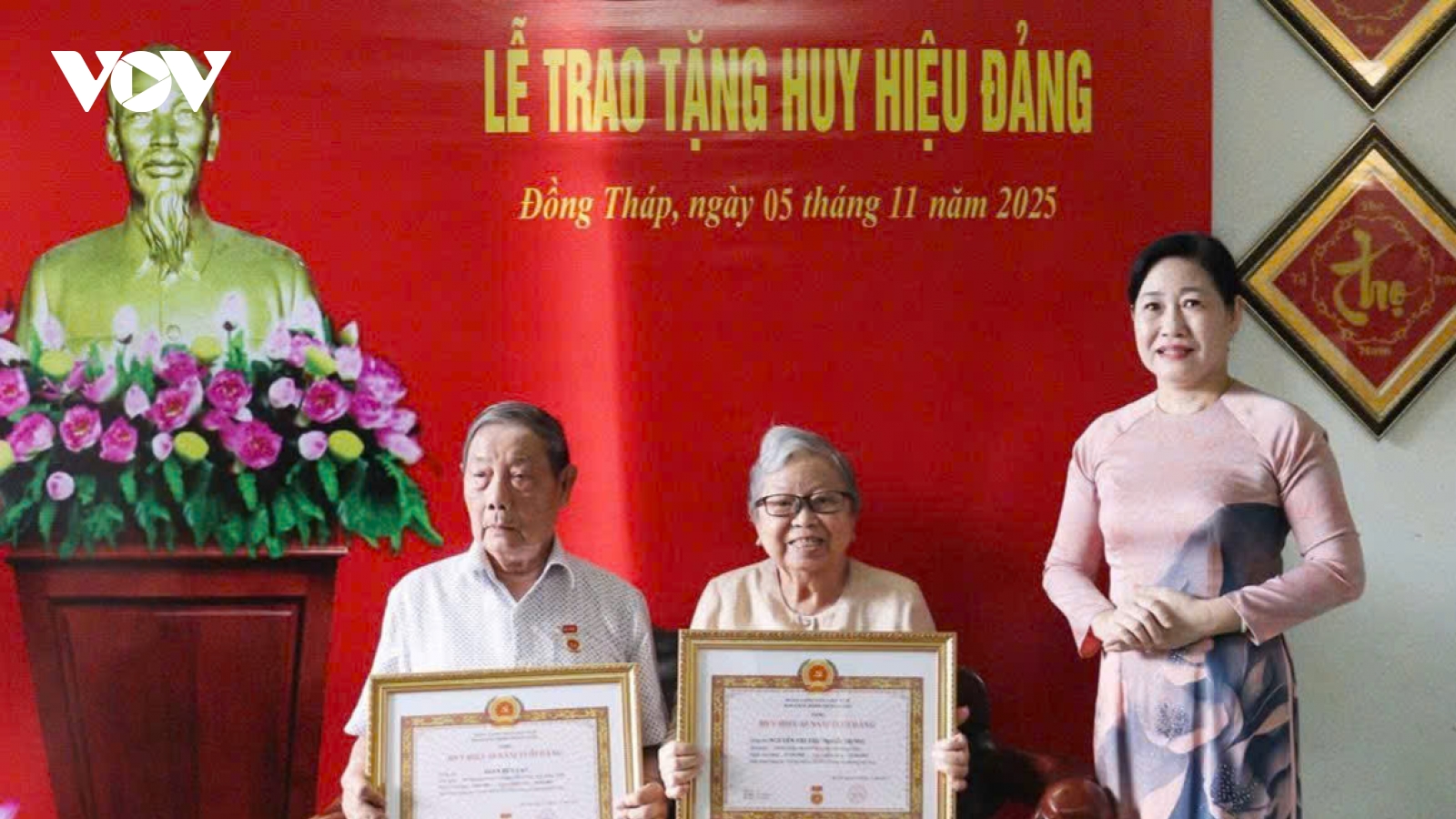 Trên 600 đảng viên ở tỉnh Đồng Tháp được tặng Huy hiệu Đảng dịp 7/11