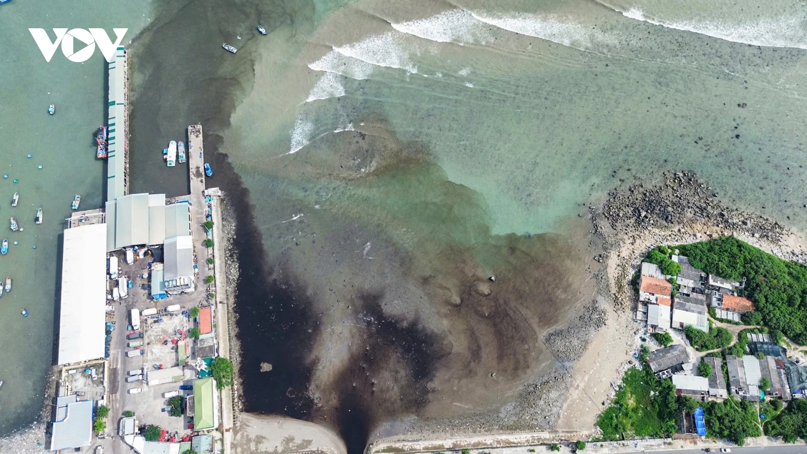 Nước thải đen ngòm từ bãi rác “tấn công” biển Nha Trang