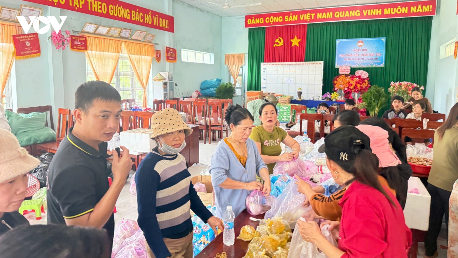 Bếp thiện nguyện ấm lòng người dân vùng lũ