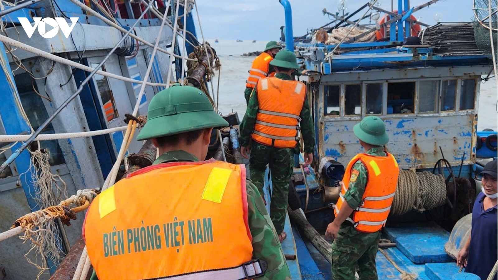 3 tàu cá bị chìm tại cửa biển La Gi, Lâm Đồng