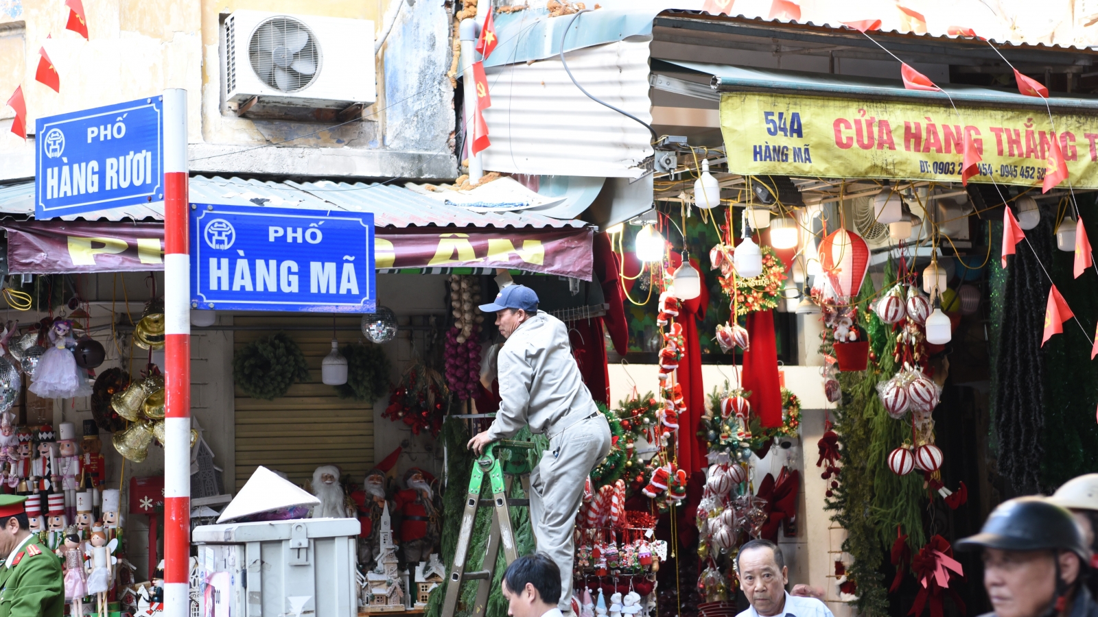 Công an Hà Nội ra quân gỡ mái che, dẹp vỉa hè, thí điểm mô hình phường kiểu mẫu