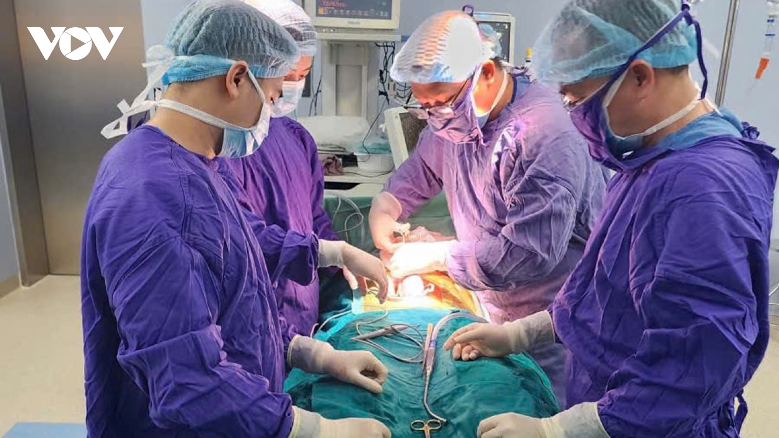 Pha cứu bóng khiến nam thanh niên bị thương nghiêm trọng vùng kín