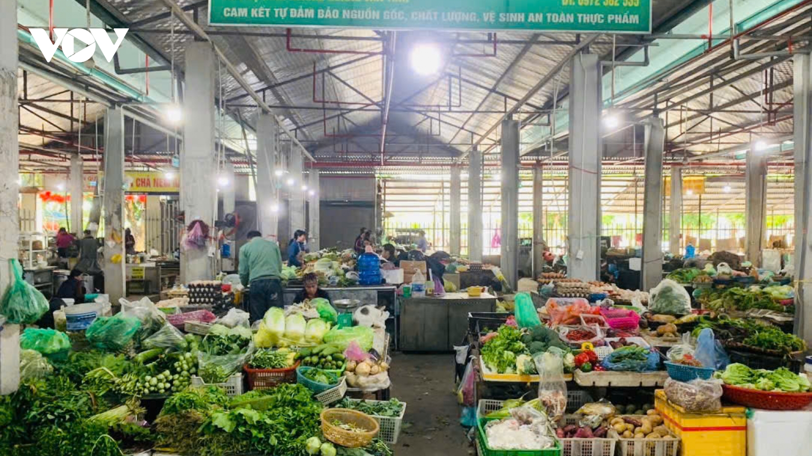Thiếu nguồn cung khiến rau xanh tăng giá mạnh, tiểu thương khó gom hàng