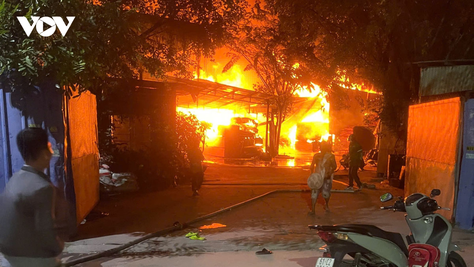 Cháy lớn kho chứa gỗ tại TP.HCM, lực lượng chữa cháy xuyên đêm dập lửa