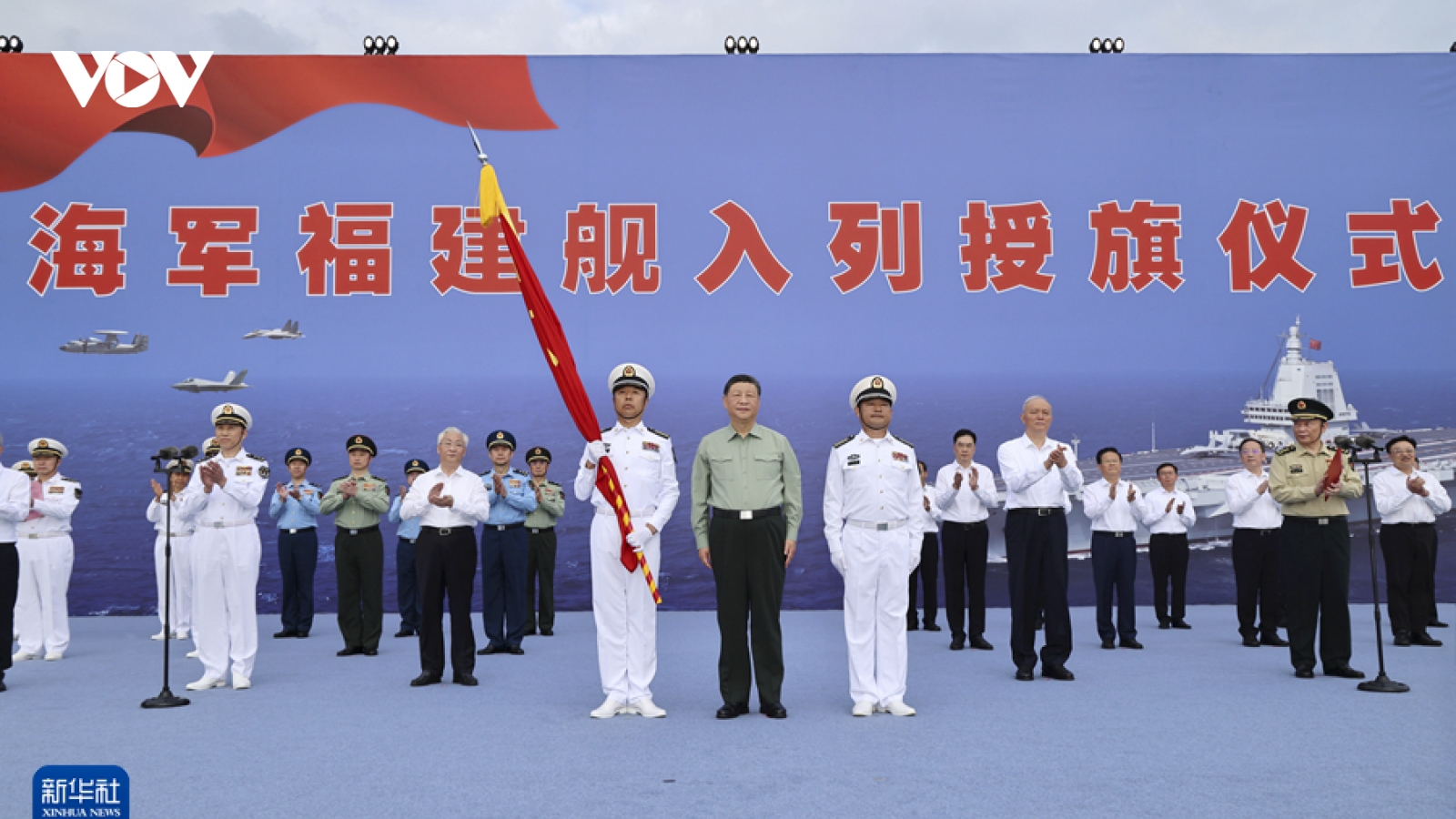 Chủ tịch Tập Cận Bình dự lễ đưa tàu sân bay Phúc Kiến vào biên chế hải quân