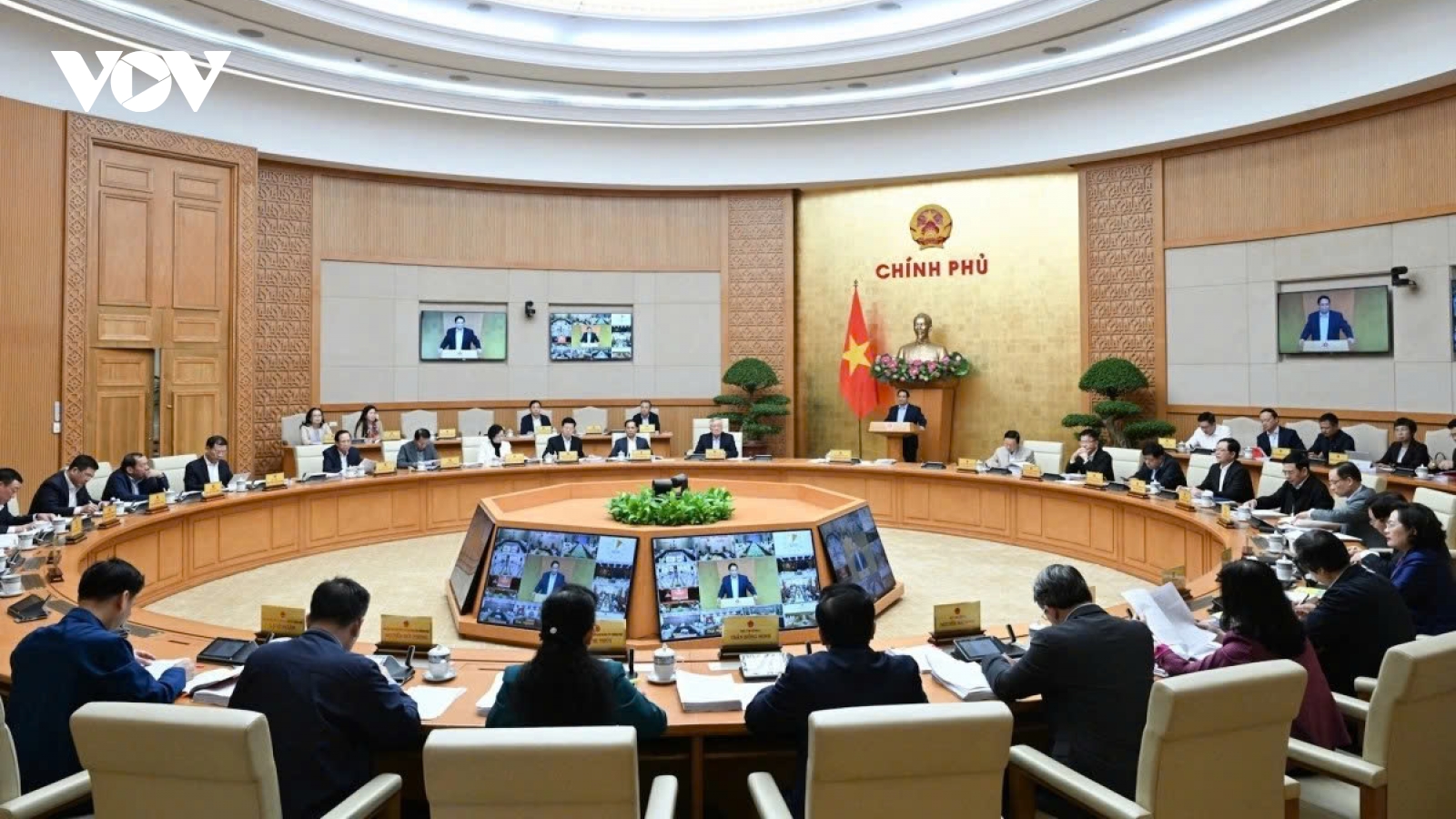 Government meeting reviews October performance, sets direction for coming months