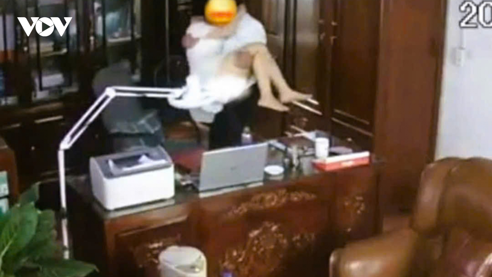 Người đàn ông thân mật với nhiều phụ nữ trong clip “gây bão” bị buộc thôi việc