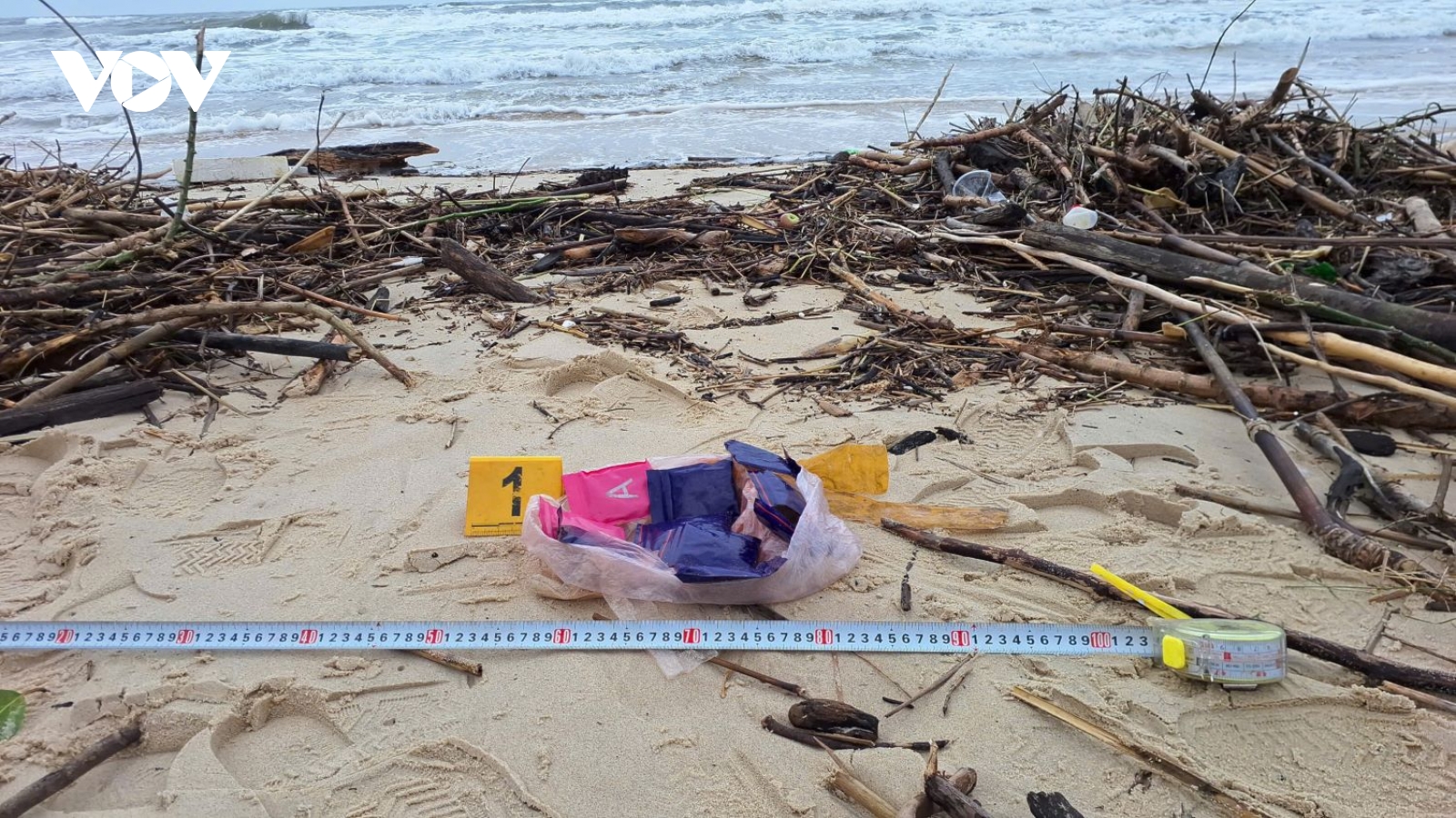 Phát hiện nhiều túi nghi ma túy trôi dạt ở bờ biển Cửa Việt, Quảng Trị