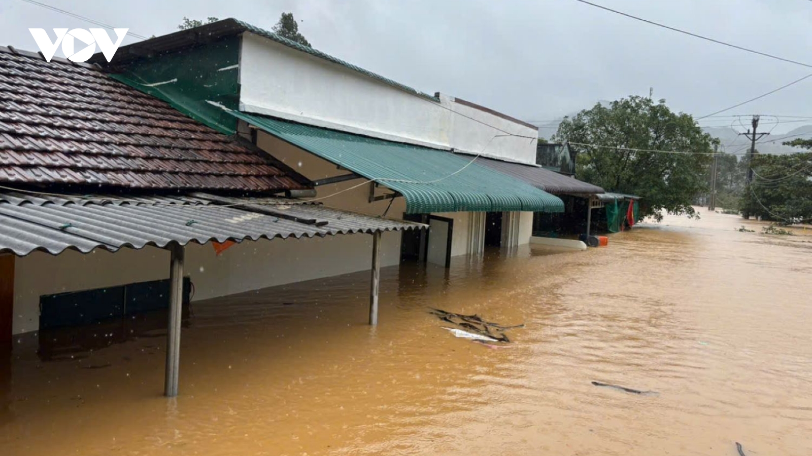 Quảng Trị: Sạt lở, ngập lụt chia cắt, chính quyền khẩn cấp di dời hàng trăm hộ dân