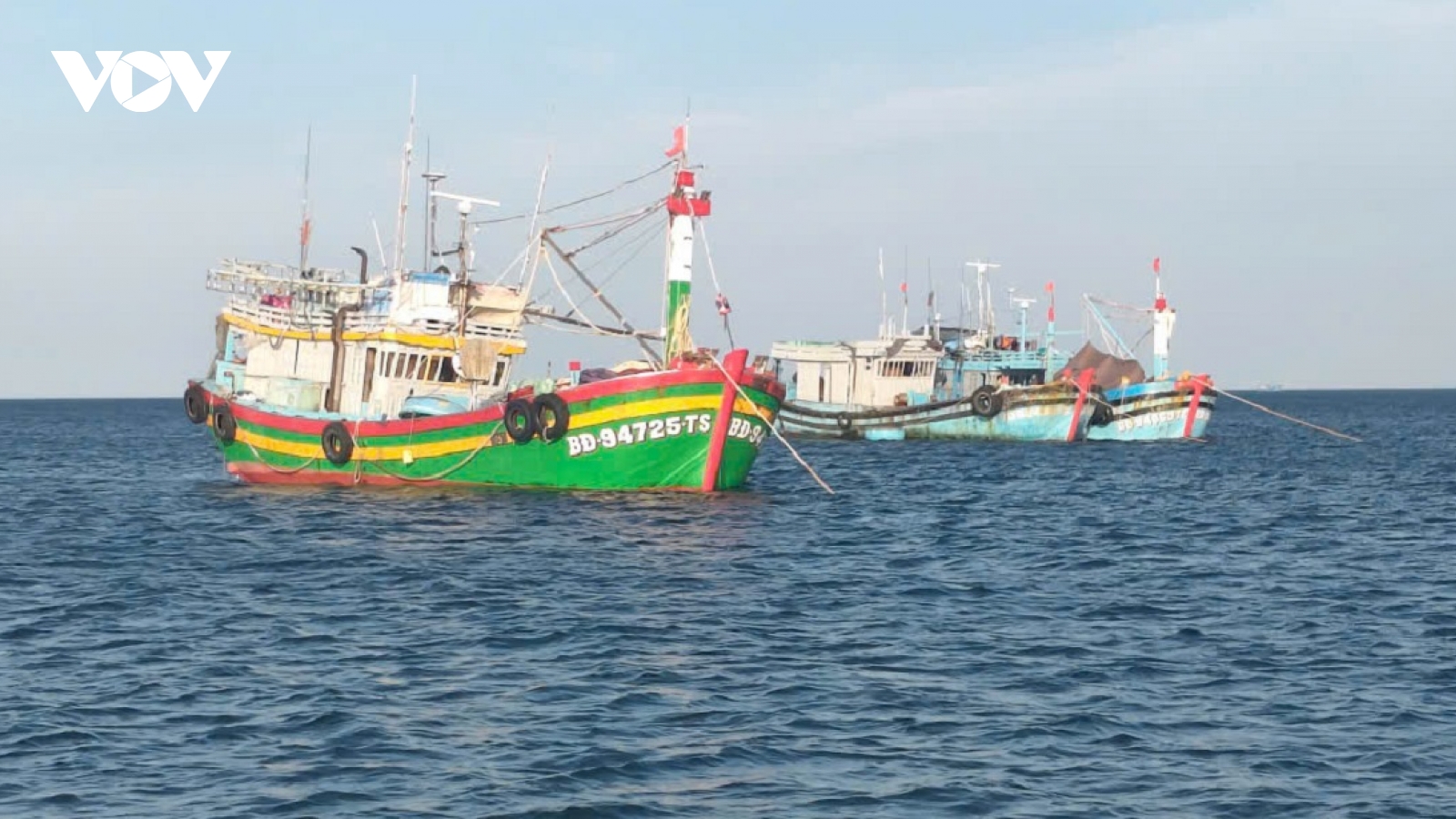 Tàu cá công suất lớn ở đặc khu Phú Quý được vào đất liền tránh trú bão số 15