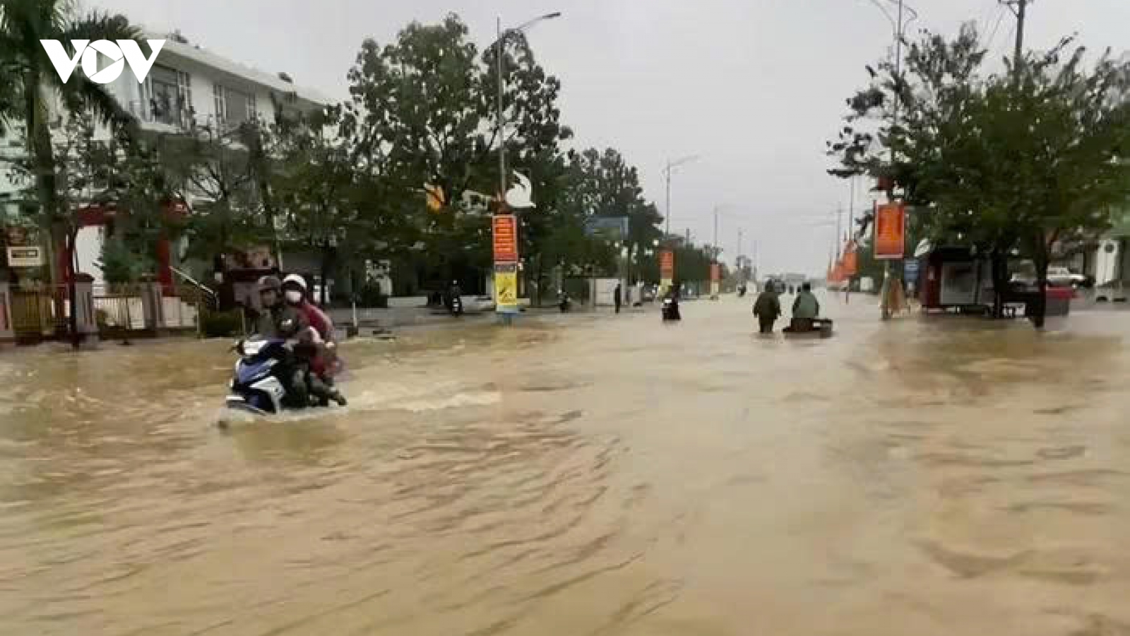 Lũ về vùng trũng trong đêm, dân dùng ròng rọc kéo máy móc nặng cả tấn lên cao