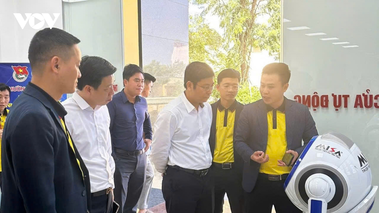 Phường đầu tiên ở Hưng Yên đưa robot AI vào phục vụ hành chính công