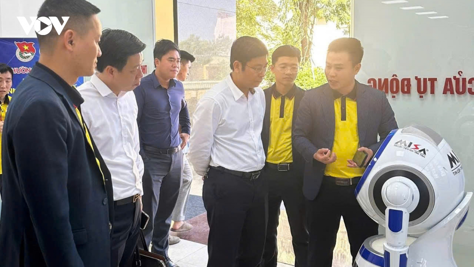 Phường đầu tiên ở Hưng Yên đưa robot AI vào phục vụ hành chính công