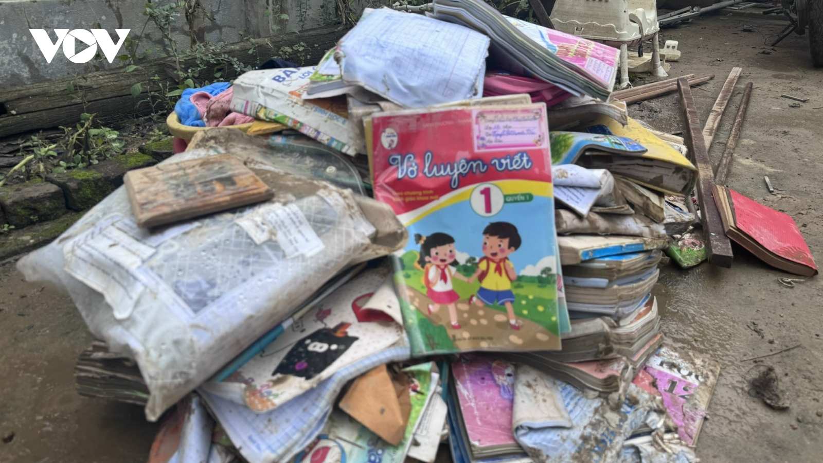 Đắk Lắk: Cấp xong sách giáo khoa cho học sinh vùng lũ vào ngày 4/12