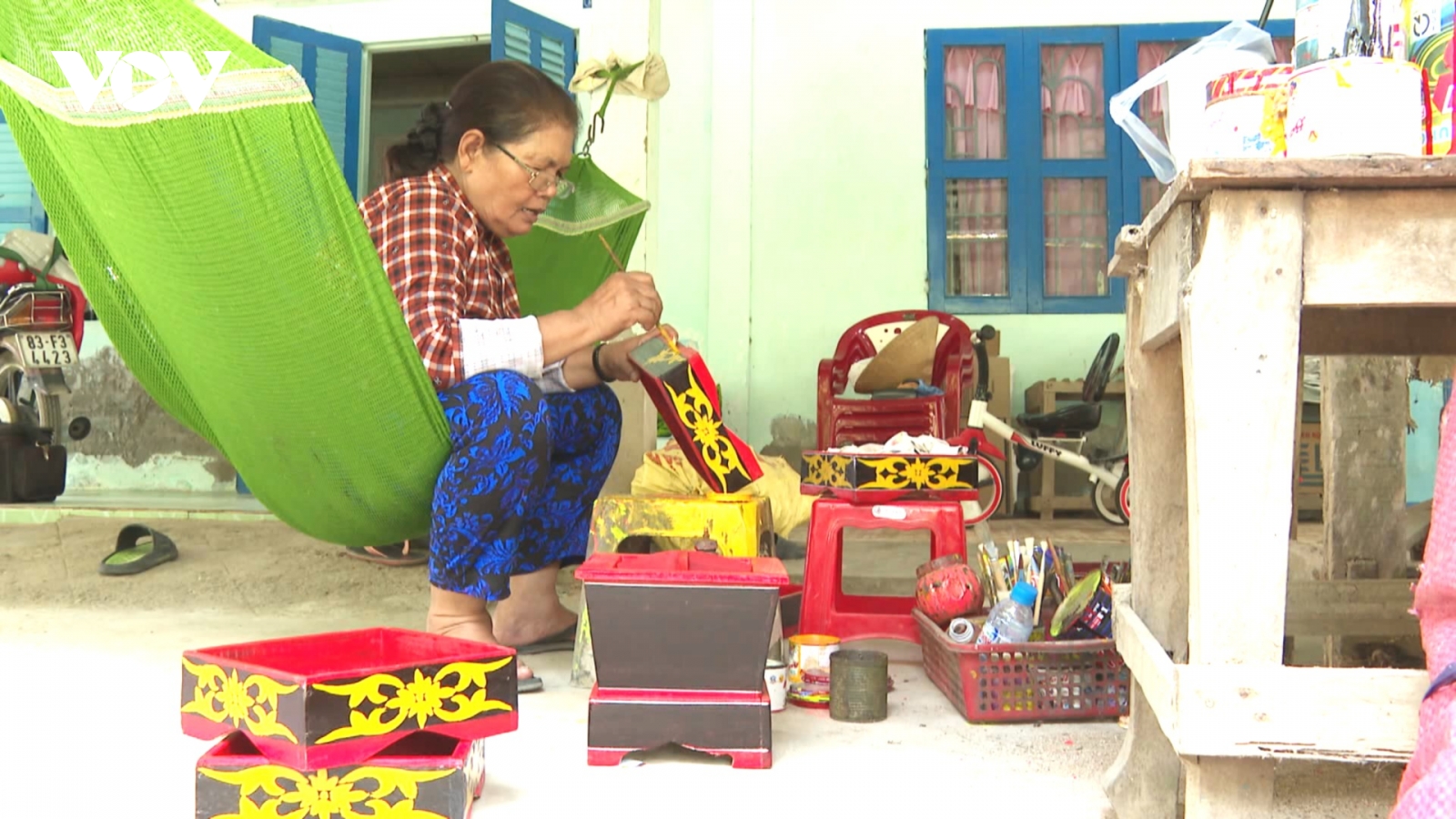 Đôi vợ chồng Khmer hơn 20 năm giữ nghề làm khay trầu cau truyền thống