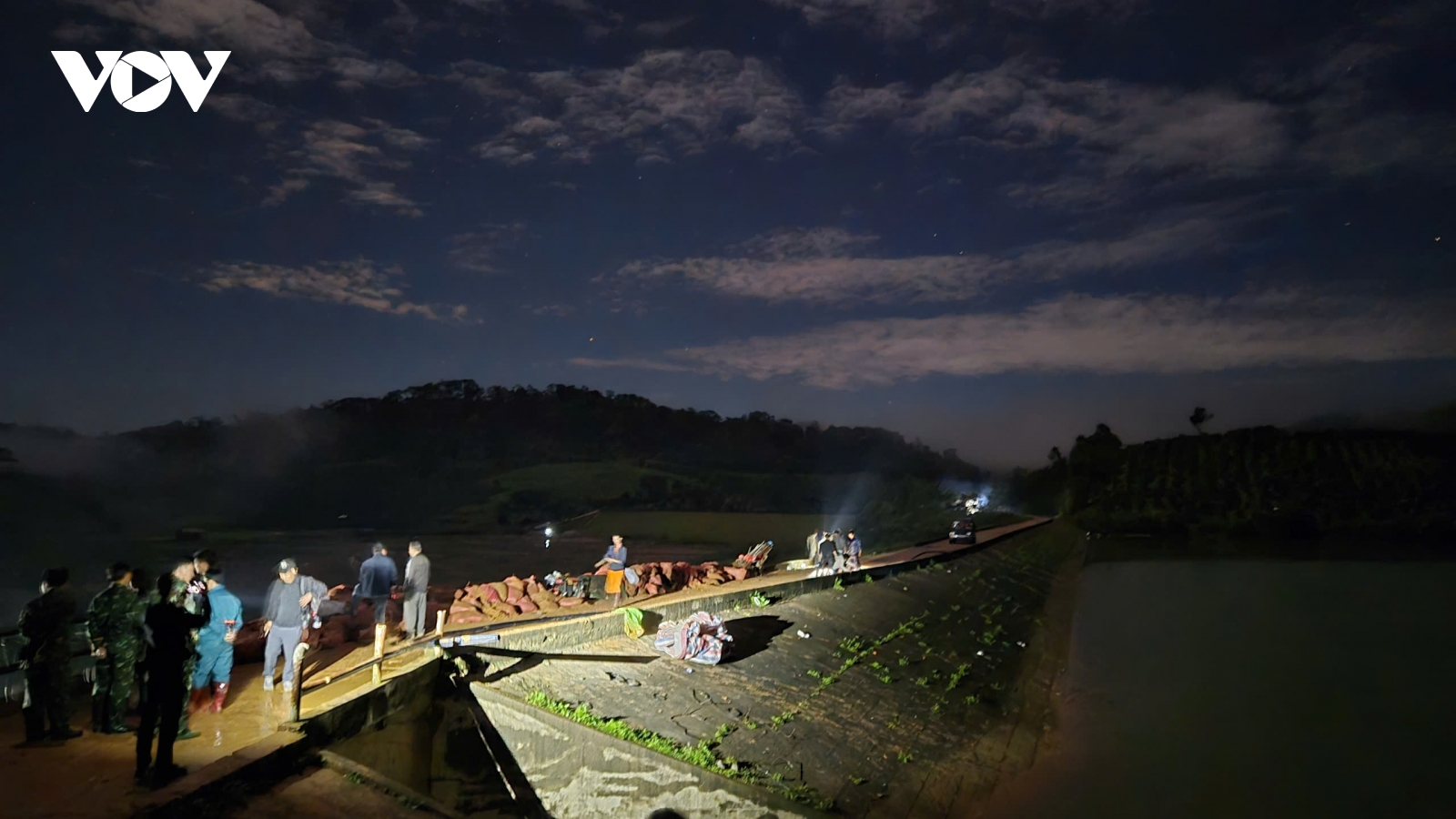 Trắng đêm khắc phục sự cố thân đập hồ Cay An, sơ tán người dân hạ du