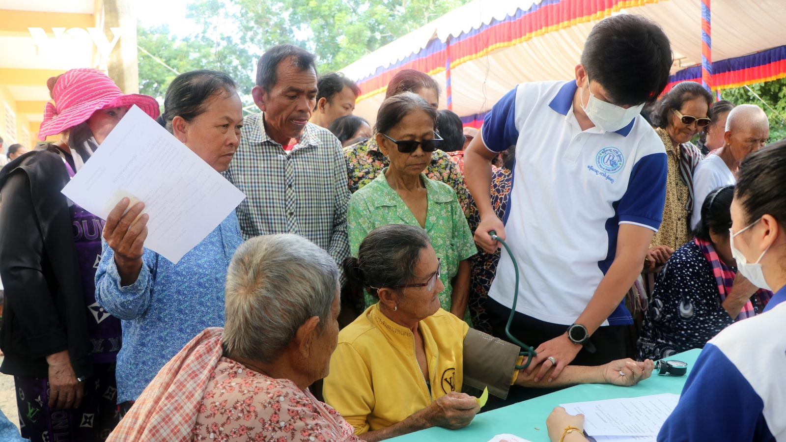 Khám chữa bệnh miễn phí cho bà con Việt kiều và người Campuchia nghèo tỉnh Takeo