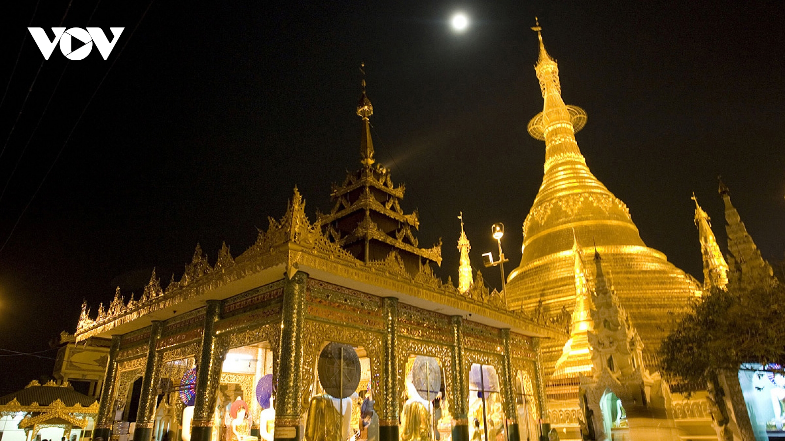 Đêm rằm ở Shwedagon, ngôi chùa cổ được dát 80 tấn vàng ở Yangon, Myanmar